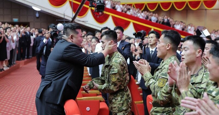 ຫວ່າງມໍ່ໆນີ້, ເກົາຫຼີເໜືອໄດ້ຈັດພິທີມອບຫຼຽນໄຊໃຫ້ 1.jpg