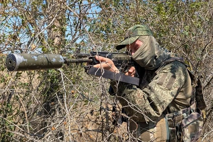L'Institut américain pour l'étude de la guerre (ISW) a cité Alexandre Borodine, porte-parole de la 3e armée d'Azov, déclarant que « les Russes avancent principalement par petits groupes de soldats non entraînés ». L'expert militaire ukrainien Konstantin Mashovets a quant à lui déclaré que l'armée d'Azov devrait être déployée dans la zone pour assurer sa défense. 10-3350.jpg