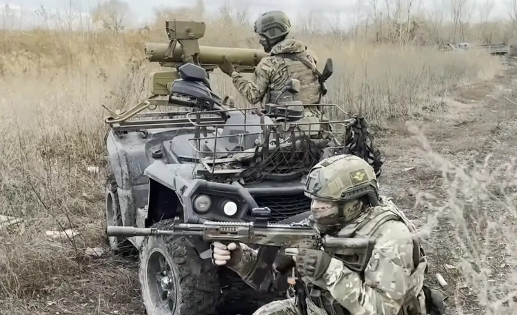 ក្នុងប៉ុន្មានថ្ងៃថ្មីៗនេះស្ថានភាពនៅ Pokrovsk កាន់តែយ៉ាប់យ៉ឺនយ៉ាងខ្លាំង។ ទោះយ៉ាងណាក៏ដោយ អគ្គសេនាធិការនៃកងទ័ពអ៊ុយក្រែនបន្តបញ្ជូនកងទ័ពបម្រុងទៅកាន់ Pokrovsk ហើយប្រធានាធិបតី Zelensky បន្តសរសើរ  1-313.jpg