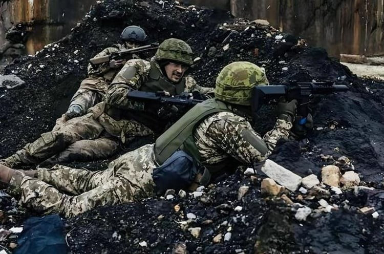 Die Schlacht um das Zentrum von Kupjansk tobt weiterhin. Angriffseinheiten der RFAF rücken aus dem Norden der Stadt vor und räumen nach und nach den westlichen Teil der Stadt, wodurch die letzten Versorgungslinien zur ukrainischen Armee abgeschnitten zu werden drohen. 7.jpg