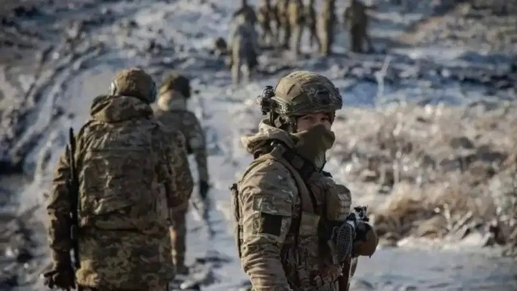 Au quartier général du Commandant en chef suprême, il a été décidé que les unités tiendraient fermement leurs positions jusqu'au bout, mais de nombreuses unités et soldats ukrainiens se sont retirés sans attendre les ordres de leurs supérieurs, a confirmé la chaîne Legitimny. L'auteur de l'article a ajouté que l'état d'esprit des soldats ukrainiens à Pokrovsk était très « confus et hésitant ». 2-9472.jpg