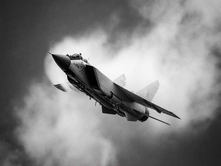 À l'ère des radars numériques à commande de phase haute performance et des missiles air-air longue et très longue portée, le chasseur MiG-31, avec son rayon d'action de 1 500 km, sa vitesse de Mach 2, son imposant système radar et sa lourde charge utile, est véritablement capable de grandes choses. Même le chasseur furtif F-35A ne lui semble pas encore un adversaire de taille. (Source photo : TASS, Wikipedia, Sputnik) 19.jpg