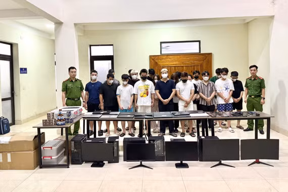 Khởi tố 21 bị can trong đường dây bán hơn 5.400 đơn ‘Xương khớp bà Sáu’
