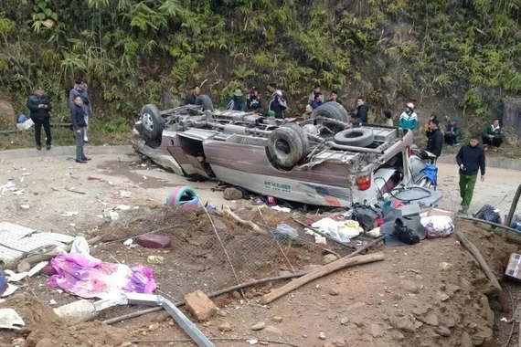  Xe chở đoàn từ thiện bị lật ở Lào Cai, 8 người tử vong 