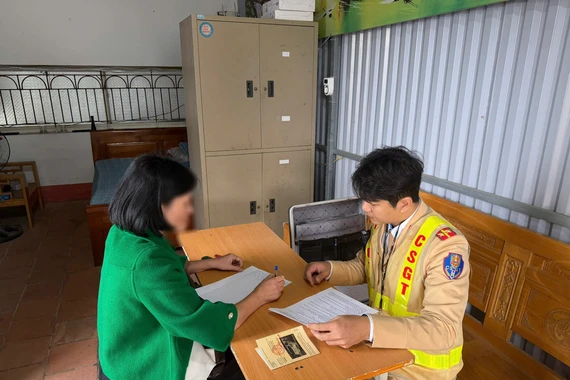 Phú Thọ: Nữ tài xế đạp nhầm chân ga gây va chạm trên vỉa hè