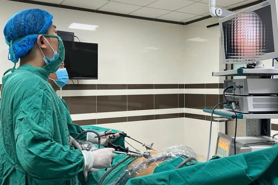 Chủ quan tự dùng thuốc, bệnh nhân 75 tuổi bị thủng ổ loét hành tá tràng