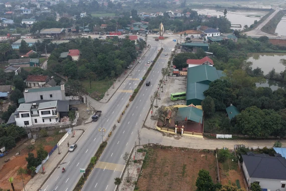 Tài xế lúng túng vì điểm quay đầu trên đường 6 làn ở Phú Thọ bị thu hẹp