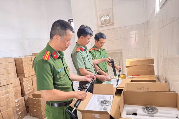 Khởi tố 5 bị can trong đường dây bán hàng trăm khẩu súng hơi tự chế