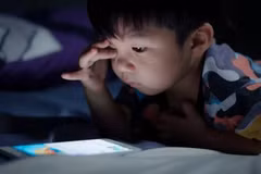 Đừng để Internet đánh cắp tuổi thơ trẻ