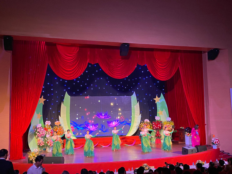 Nhiều tiết mục văn nghệ đặc sắc diễn ra trong chương trình.