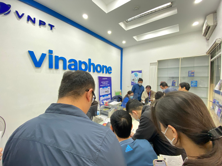 Tại phòng giao dịch Vinaphone tại 171 Mai Hắc Đế - Hà Nội, người dân ngồi kín phòng chờ chuẩn hoá thông tin thuê bao di động.