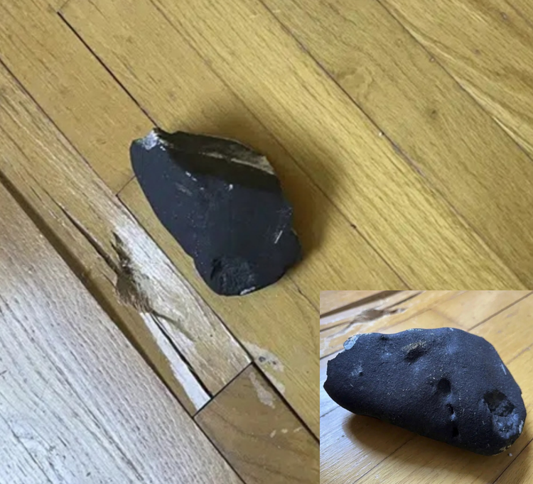 Vật thể xuyên thủng mái, rơi xuống làm lún sàn nhà. Ảnh: Sở Cảnh sát Hopewell / AP.