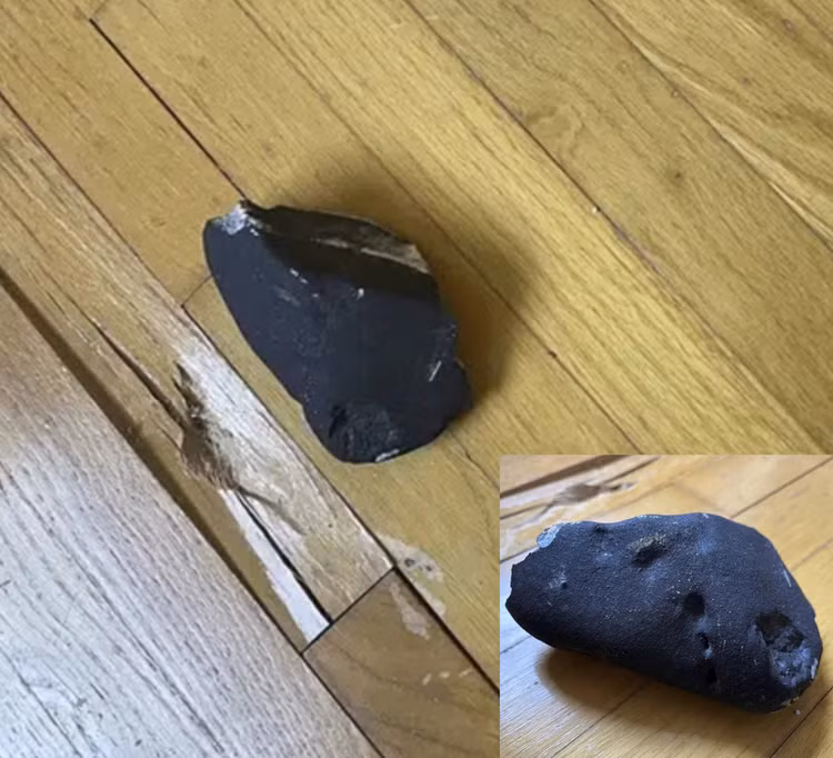 Vật thể xuyên thủng mái, rơi xuống làm lún sàn nhà. Ảnh: Sở Cảnh sát Hopewell / AP.