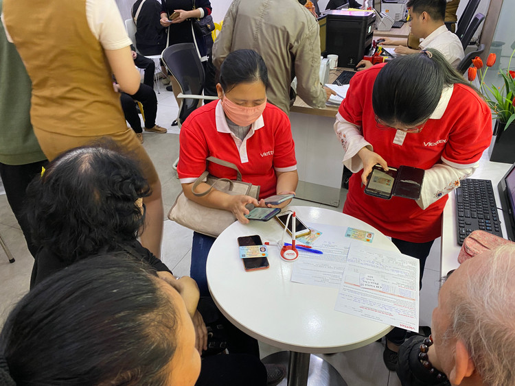 Trước việc người dùng đổ xô đến các điểm giao dịch khi hạn chót chuẩn hoá thông tin thuê bao sắp tới, để giảm tải, một số nhà mạng đã bố trí nhân lực hỗ trợ khách hàng chuẩn hóa thuê bao qua web và ứng dụng di động ngay tại chỗ. Cách làm này đã tiết kiệm đáng kể thời gian chờ đợi cho người dùng.