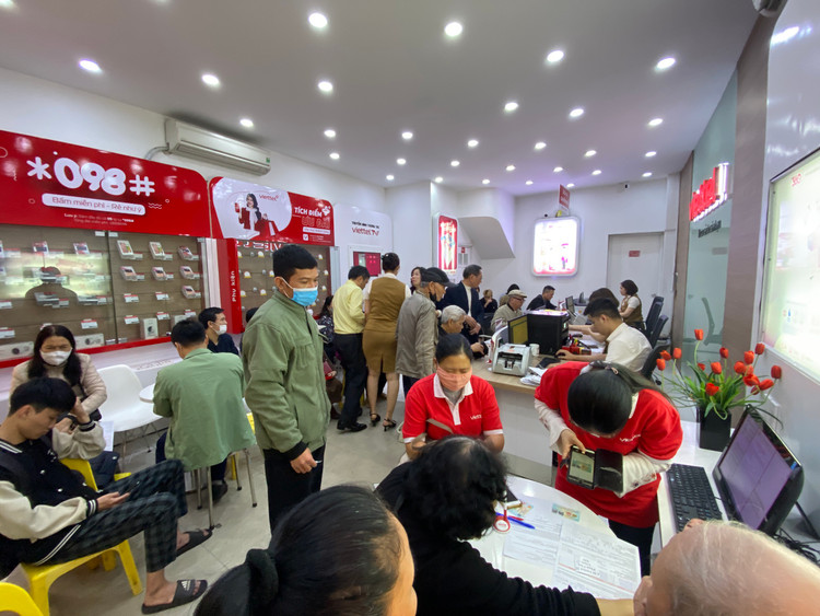 Ngày 31/3 là hạn cuối cùng để người dùng di động chuẩn hóa thông tin, sau thời điểm này, những thuê bao không chính xác sẽ bị khóa một chiều, thậm chí ngừng cung cấp dịch vụ. 15 ngày sau khi kết thúc thông báo, thuê bao có thông tin chưa đúng sẽ bị dừng hoạt động một chiều. Sau 30 ngày, thuê bao sẽ bị dừng hoạt động hai chiều. Sau ngày thứ 60, thuê bao không có thông tin chuẩn xác sẽ bị cắt dịch vụ. - Ảnh:T.Huy