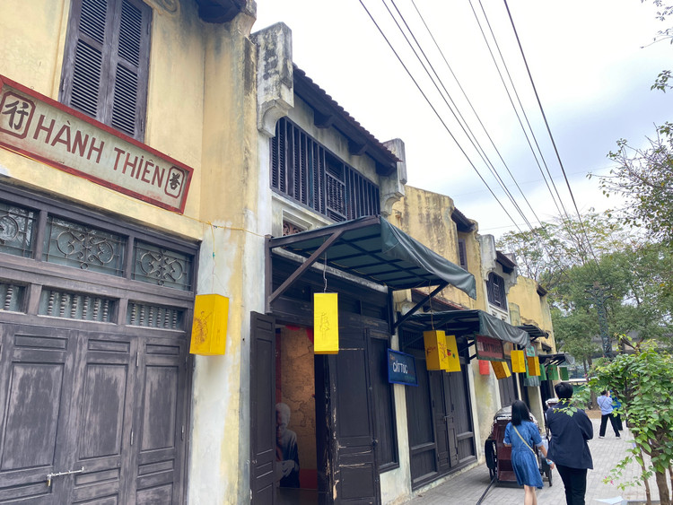 Bảo tàng Hà Nội hiện nay đang miễn phí vé vào cửa, chính vì vậy bạn chỉ cần bỏ ra 5.000 để gửi xe hoặc 10.000 đồng khi di chuyển bằng xe buýt đến bảo tàng. Vô vàn các góc chụp vừa đẹp lại vừa độc lạ cho bạn thỏa sức khám phá.