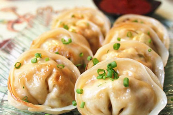 Theo phong tục của người Trung Quốc, bữa ăn đầu năm nên có nhiều món ăn may mắn, quan trọng nhất là sủi cảo và cá. Hai món ăn này được xem như &quot;lá bùa&quot; mang đến sự may mắn và thịnh vượng.