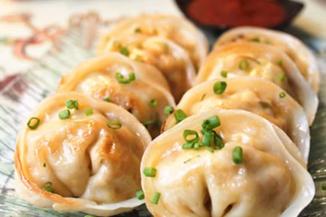 Theo phong tục của người Trung Quốc, bữa ăn đầu năm nên có nhiều món ăn may mắn, quan trọng nhất là sủi cảo và cá. Hai món ăn này được xem như "lá bùa" mang đến sự may mắn và thịnh vượng.