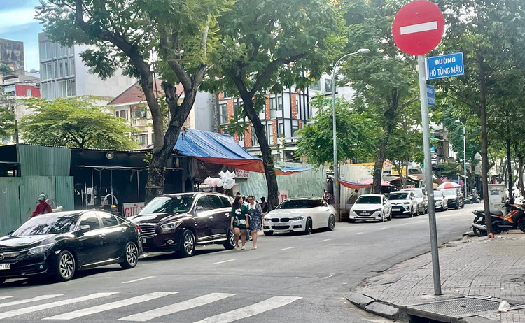 Ôtô đậu sát lề đường vì không có nơi gửi tại khu vực gần phố đi bộ. Ảnh: Đan Thanh.
