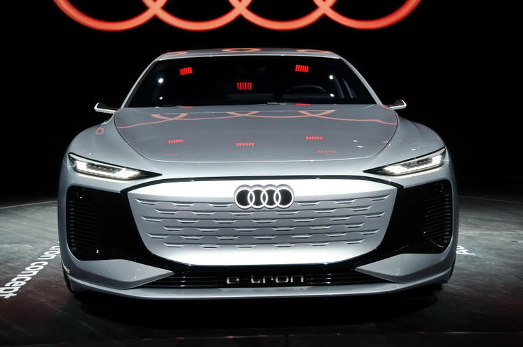 Sau khi cho ra mắt dưới dạng concept vào năm 2021, Audi A6 e-tron sẽ được bán ra trong năm nay. Đây là đối thủ cạnh tranh trực tiếp cùng BMW i5, Tesla Model 3 và Model S. Audi A6 e-tron được xây dựng trên nền tảng Premium Platform Electric giống Porsche Macan EV và Audi Q6 e-tron. Ảnh: audi