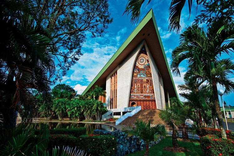 Được khánh thành vào năm 1984, thiết kế của tòa nhà Quốc hội Papua New Guinea mang phong cách Haus Tambaran (một kiểu nhà thờ cúng tổ tiên truyền thống ở địa phương). Ở lối vào của tòa nhà là bức tranh khảm rực rỡ, mô tả mọi khía cạnh của cuộc sống ở Papua New Guinea. Ảnh: Design Pics Inc.