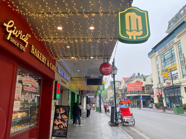 Khu vực bán kem Tràng tiền luôn thu hút rất đông khách du lịch và người dân địa phương, không gian.