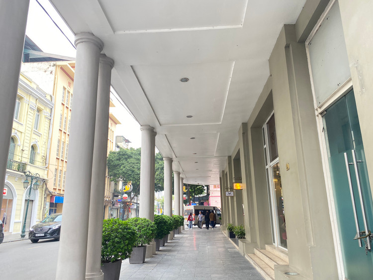 Mái che vỉa hè trước sảnh khách sạn Hà Nội (khách sạn Dân Chủ) nằm gần Nhà hát Lớn, từng là một trong những khách sạn lâu đời nhất Hà Nội xưa. Gần đây công trình này được xây dựng lại với quy mô hoành tráng, mang tên mới là khách sạn De L&apos;Opera Hà Nội.