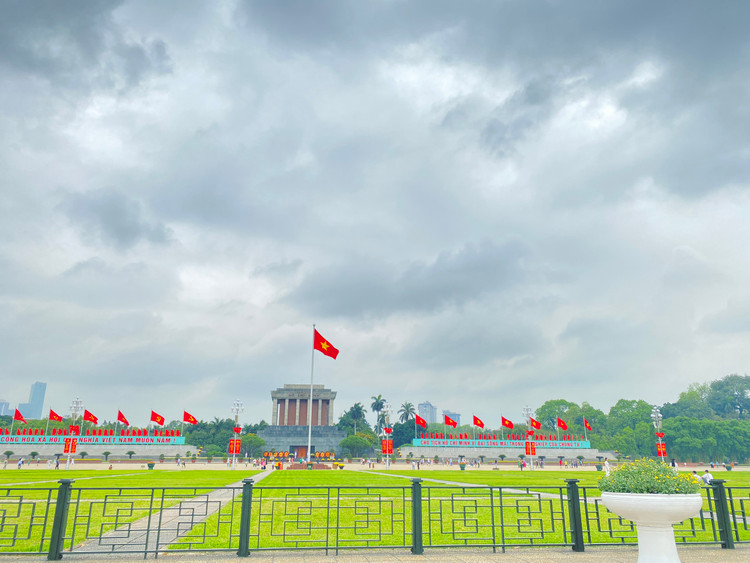 Khu vực Quảng trường Ba Đình, Lăng Chủ tịch Hồ Chí Minh phấp phới cờ hoa.