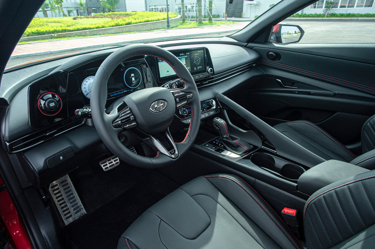 Phiên bản N-Line của Hyundai Elantra 2023 sở hữu khoang lái thể thao, ghế da đen viền đỏ.