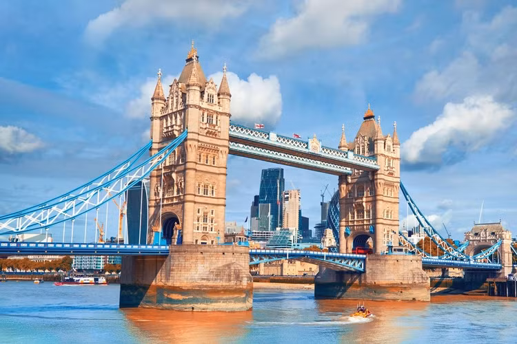 London (Anh) có các di tích lịch sử và vô số công trình kiến trúc nổi tiếng. Đây là nơi có nhiều bảo tàng, cửa hàng, nhà hàng và các điểm tham quan nổi tiếng thế giới. London cũng có những khu chợ sôi động, trung tâm giải trí vui nhộn, tạo sự thoải mái cho du khách. Ảnh: Syracuse University.