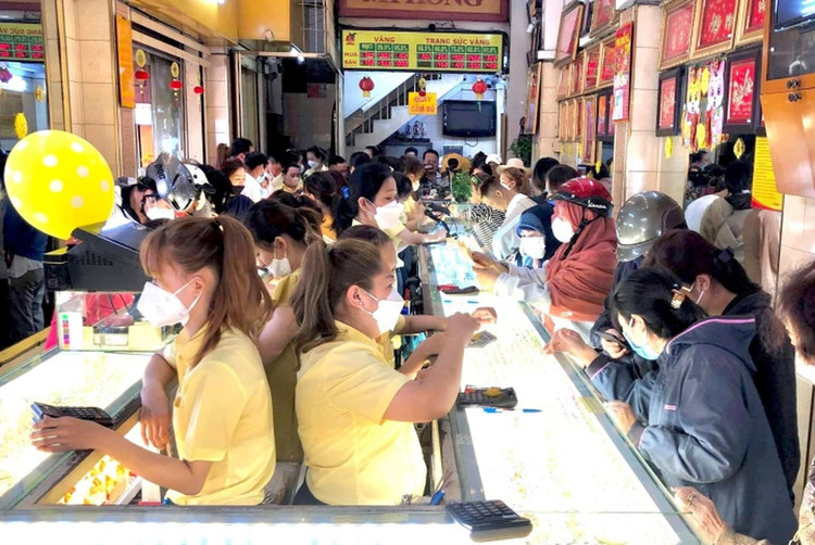 Tại TP.HCM , các tiệm vàng cũng tấp nập từ sáng sớm. Tiệm vàng Mi Hồng (quận Bình Thạnh) đã phải tăng cường thêm nhân viên để kịp phục vụ khách hàng. Tuy nhiên nhìn chung, lượng khách cũng không quá đông và chưa có hiện tượng quá tải.