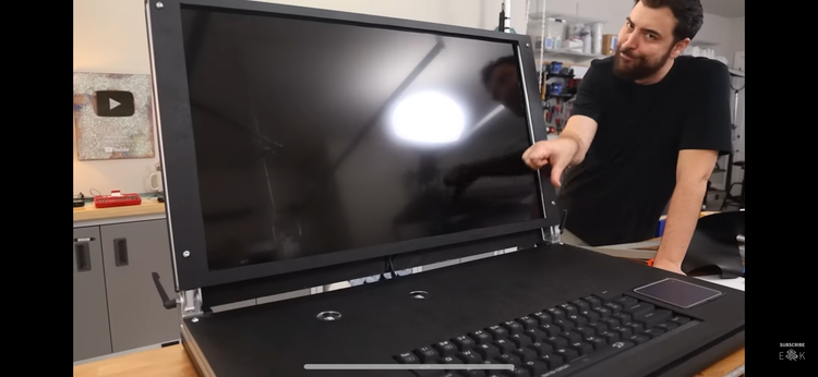 Evan đứng cạnh chiếc laptop khổng lồ. Evan đứng cạnh chiếc laptop khổng lồ.