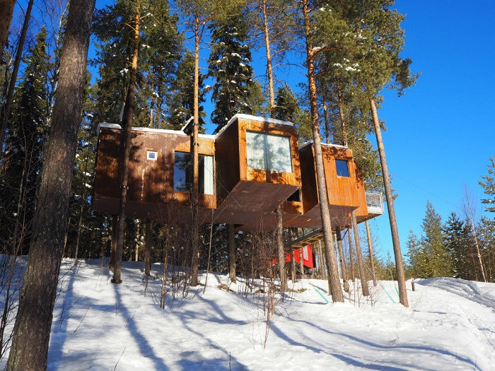 Khách sạn trên cây (Thụy Điển) thích hợp với môi trường xung quanh. Mỗi dãy phòng đều có tầm nhìn toàn cảnh từ các phòng trên cao và lối đi bộ trên ngọn cây. Khách sạn thiết kế cùng rừng thông làm tăng sự thân thiện với môi trường. Phòng mới nhất - Sinh quyển - được thiết kế đặc biệt để thu hút động vật hoang dã, gây ấn tượng cho một kỳ nghỉ trong rừng. Ảnh: internet.