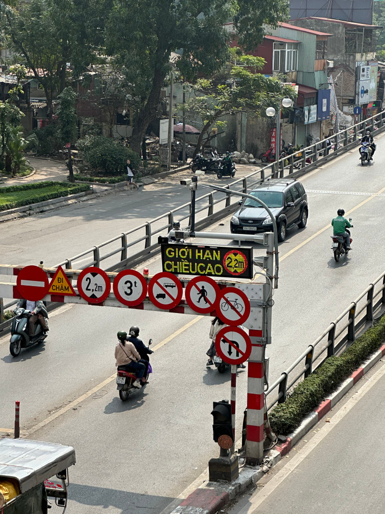 Thông tin hiển thịt rõ nét, được lắp đặt cả bên 2 đầu cầu giúp các phương tiện được cảnh báo sớm.
