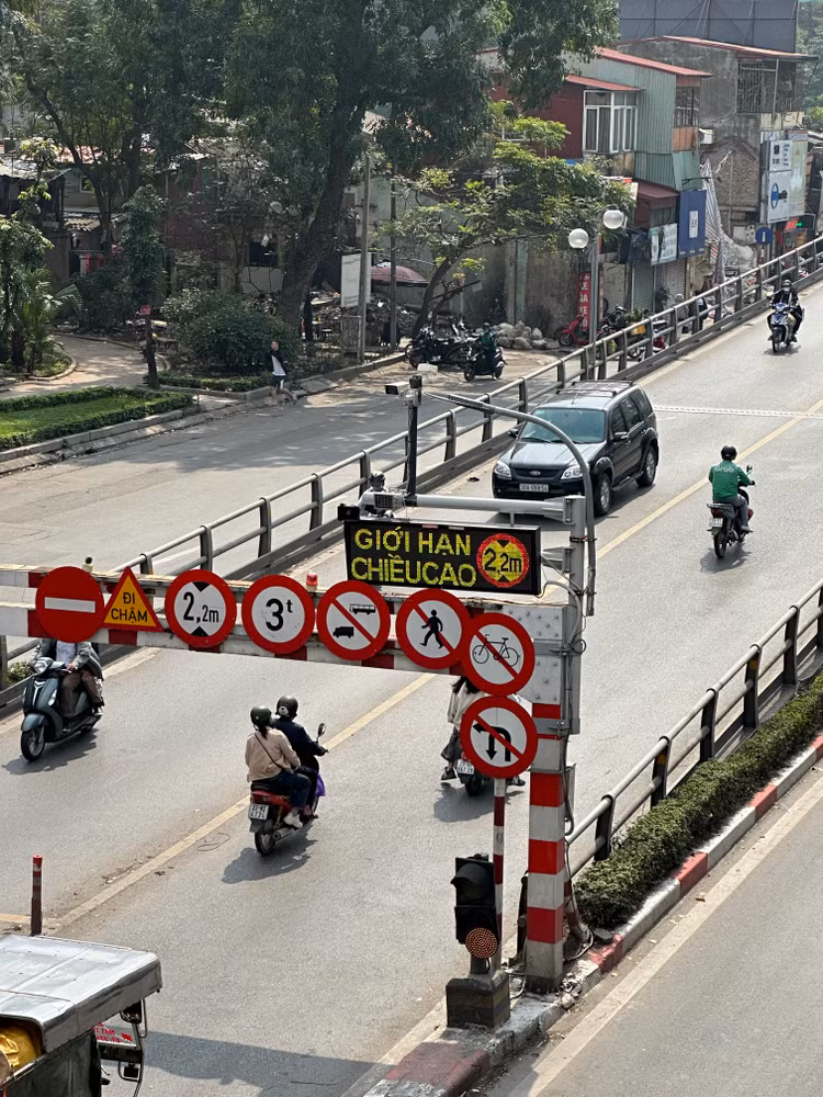 Thông tin hiển thịt rõ nét, được lắp đặt cả bên 2 đầu cầu giúp các phương tiện được cảnh báo sớm.