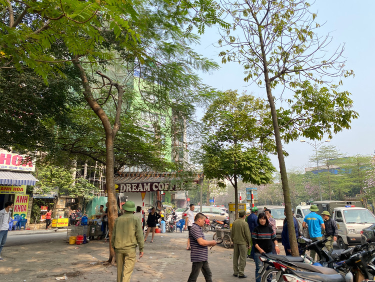 Công an Mỹ Đình 2 phối hợp với các lực lượng chức năng quận Nam Từ Liêm ra quân xử lý các vi phạm lấn chiếm vỉa hè trên đường Nguyễn Hoàng - Ảnh: T.Huy.