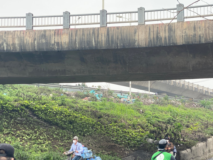 Những túi rác cứ nhiều dần theo thời gian nằm ngay bên cạnh đường.