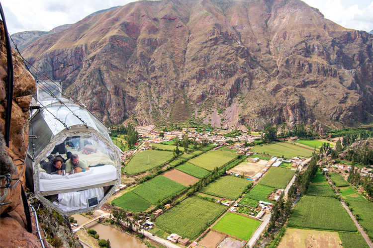 Thung lũng Skylodge (Peru) gồm nhiều dãy phòng bằng nhôm và polycarbonate, giúp bảo vệ du khách khỏi các yếu tố độ cao mà không cản trở tầm nhìn tuyệt vời ở vùng núi cao. Đặc biệt, để đến thung lũng, du khách phải leo núi đá hoặc đi bộ theo đường mòn. Địa điểm nghỉ dưỡng thích hợp cho du khách thích độ cao và mạo hiểm. Ảnh: internet.
