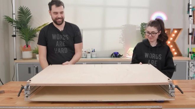 Hầu hết cấu trúc thiết kế laptop có chất liệu gỗ ván ép, trong khi giá đỡ và khớp nối các bộ phận dùng nhựa resin in 3D. Hầu hết cấu trúc thiết kế laptop có chất liệu gỗ ván ép, trong khi giá đỡ và khớp nối các bộ phận dùng nhựa resin in 3D.