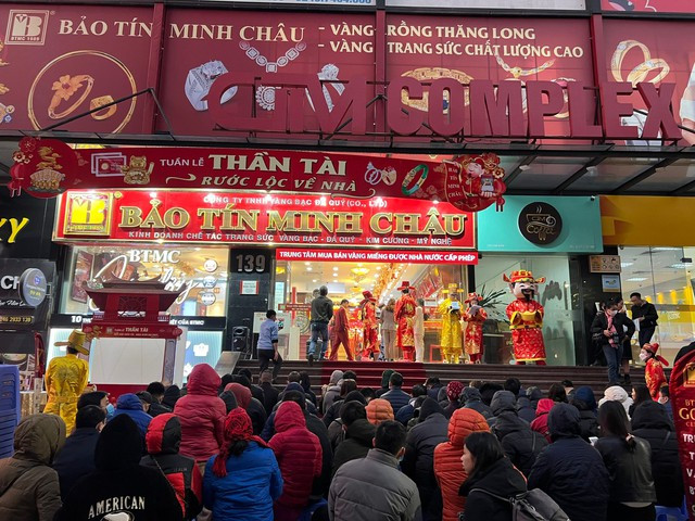 Ngày vía Thần Tài năm nay rơi vào thứ ba (31/1), ngay từ sáng sớm, bất chấp giá lạnh, nhiệt độ chỉ 11 độ C, nhiều người đã đến để mua vàng - Ảnh:cafef
