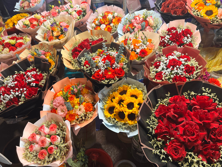 Giá hoa từng bó sẽ phụ thuộc vào những loại hoa khác nhau, tuy nhiên có thể thấy giá hoa ở chợ dịp cận 8/3 rẻ hơn khá nhiều so với giá mua ở các cửa hàng trên địa bàn.