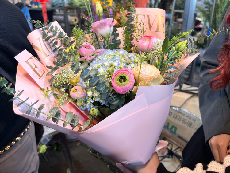 Bó hoa này có giá 200 nghìn đồng, khá rẻ và đẹp nếu so với giá hoa mua ở cửa hàng.