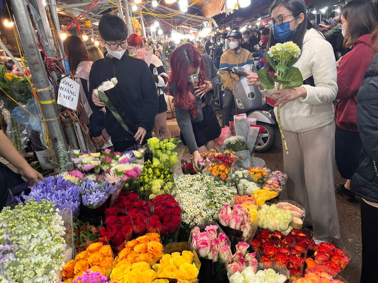 Khách được chọn từng loại hoa theo sở thích bó tại quầy, giá từ 200 nghìn đồng -1 triệu đồng.