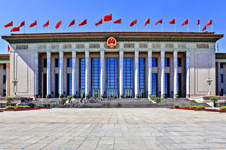 Đại lễ đường Nhân dân nằm ở đầu phía tây của quảng trường Thiên An Môn, được hoàn thành vào năm 1959 để kỷ niệm 10 năm thành lập Cộng hòa Nhân dân Trung Hoa. Căn phòng tiêu biểu của tòa nhà là &quot;Đại Thính phòng&quot;, một không gian hội họp với trần nhà được bao phủ bởi dải ngân hà đèn và một viên hồng ngọc lớn như ngôi sao ở chính giữa. Ảnh: Shutterstock.