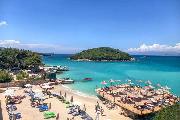 Thị trấn ven biển Ksamil của Albania hiện là một trong những điểm đến được săn đón nhất mùa hè năm nay, sau khi hàng nghìn video về nơi này trở thành xu hướng trên mạng xã hội. Ksamil nằm dọc theo phía nam biển Adriatic, với khung cảnh tự nhiên hoang sơ và yên bình vì chưa được khai thác triệt để cho du lịch. Ảnh: nothingfamiliar