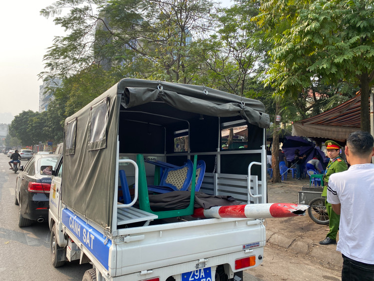 Công an phường đã tham mưu cho trưởng Ban Chỉ đạo 197 của phường ra quân giành lại vỉa hè cho người đi bộ và tổ chức ký cam kết với các hộ kinh doanh. Từ hôm nay, lực lượng sẽ kiên quyết xử lý các trường hợp cố tình phớt lờ chỉ đạo - Ảnh: T.Huy