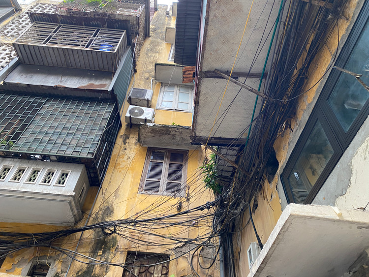 Đường dây điện khá cũ, không được quy hoạch gọn gàng, tiềm ẩn nguy cơ mất an toàn phòng cháy chữa cháy, giật điện đối với người dân.