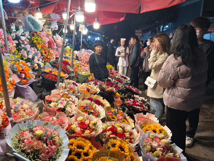 Do nhu cầu tăng cao, nhiều tiểu thương đã nhập hoa với số lượng lớn và đa dạng chủng loại. Để thuận tiện cho khách lựa chọn, nhiều tiểu thương đã bó sẵn hoa để bán cho khách có nhu cầu mua hoa tặng với giá giao động từ 300.000 đến 600.000 vnđ/ bó tùy loại.