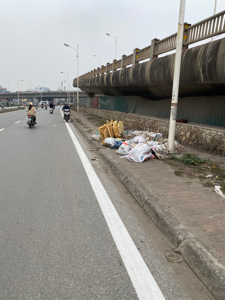 Đề nghị Chính quyền địa phương, các cơ quan chức năng sớm kiểm tra và có phương án thu dọn rác thải tại khu vực, có biện pháp tăng cường kiểm tra, xử lý nghiêm khắc những trường hợp đổ rác thải không đúng nơi quy định, ngăn chặn tình trạng này tái diễn để không còn hình ảnh nhếch nhác, ô nhiễm, góp phần giữ gìn vệ sinh môi trường và mỹ quan đô thị.