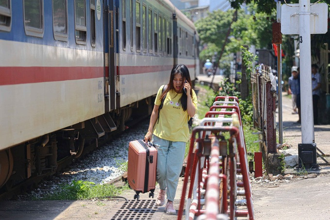 Sau gần 2 tiếng đồng hồ, 2 toa tàu bị trật ray và đoàn tàu SE1 được kéo về ga Huế an toàn, không gây thiệt hại gì đáng kể. Nguyên nhân vụ việc đang được các lực lượng chức năng điều tra, làm rõ. Ảnh: Dân trí.